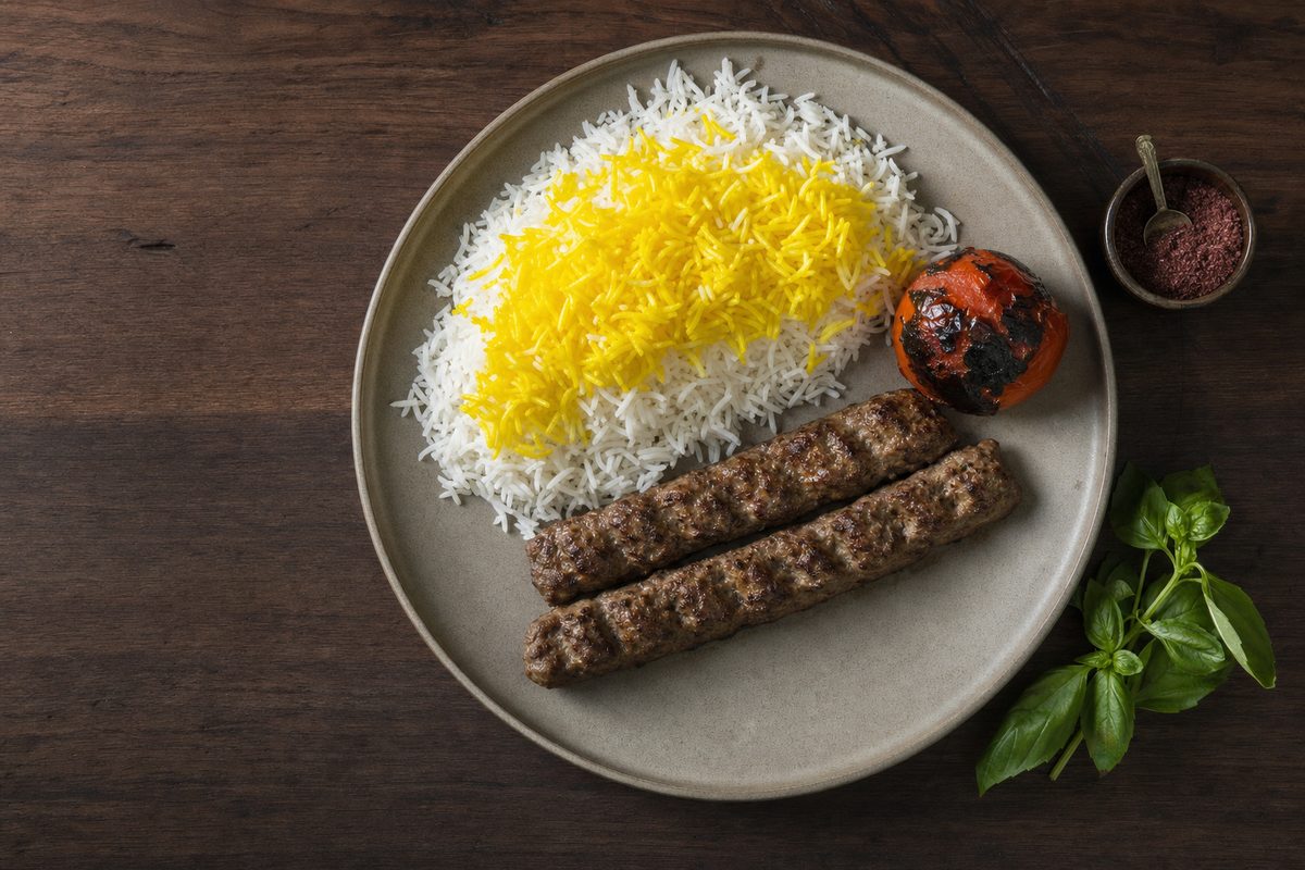 پرس چلوکباب کوبیده با برنج زعفرانی و گوجهٔ کبابی